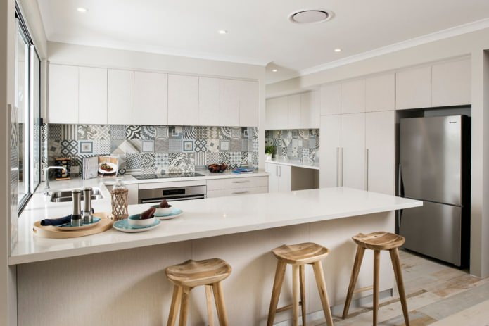 Piastrelle patchwork in cucina in stile minimalismo