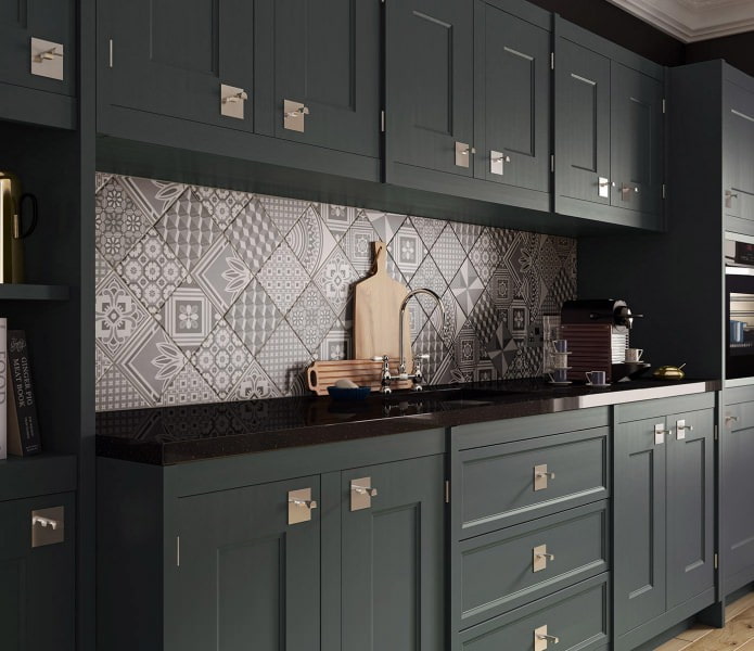 piastrelle patchwork nell'interno della cucina
