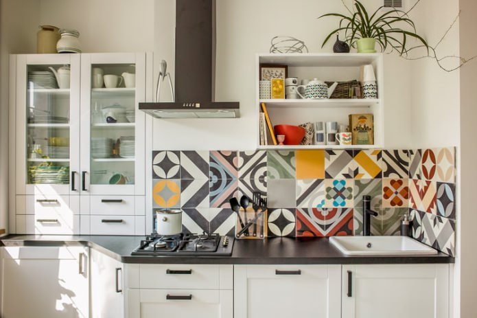 piastrelle patchwork sul paraschizzi della cucina