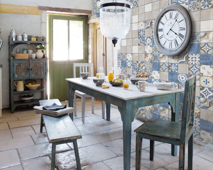 Piastrelle patchwork in una cucina in stile retrò