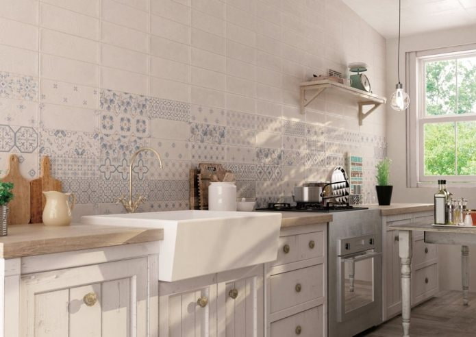 Piastrelle patchwork in una cucina in stile retrò