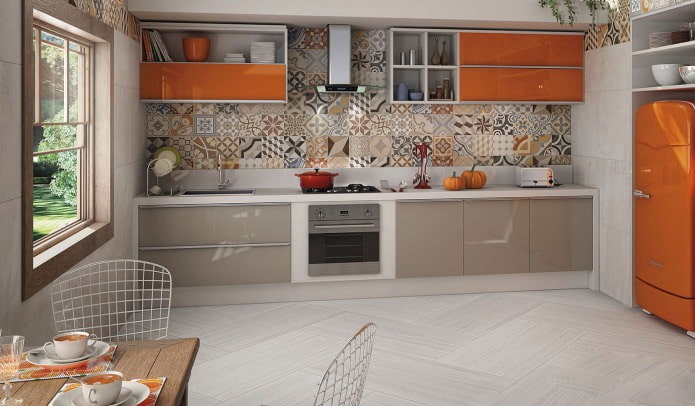 Piastrelle patchwork sul paraschizzi della cucina