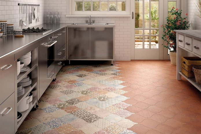 piastrelle patchwork sul pavimento