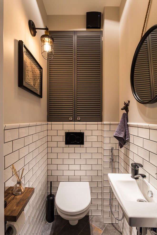 mobiletto all'interno di un piccolo bagno