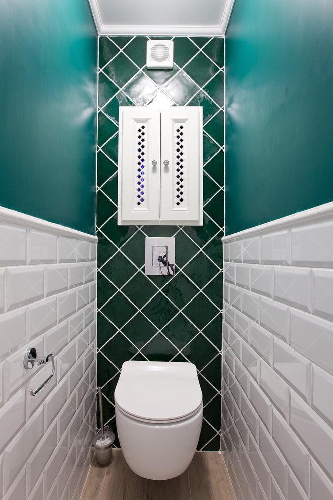 mobiletto all'interno di un piccolo WC
