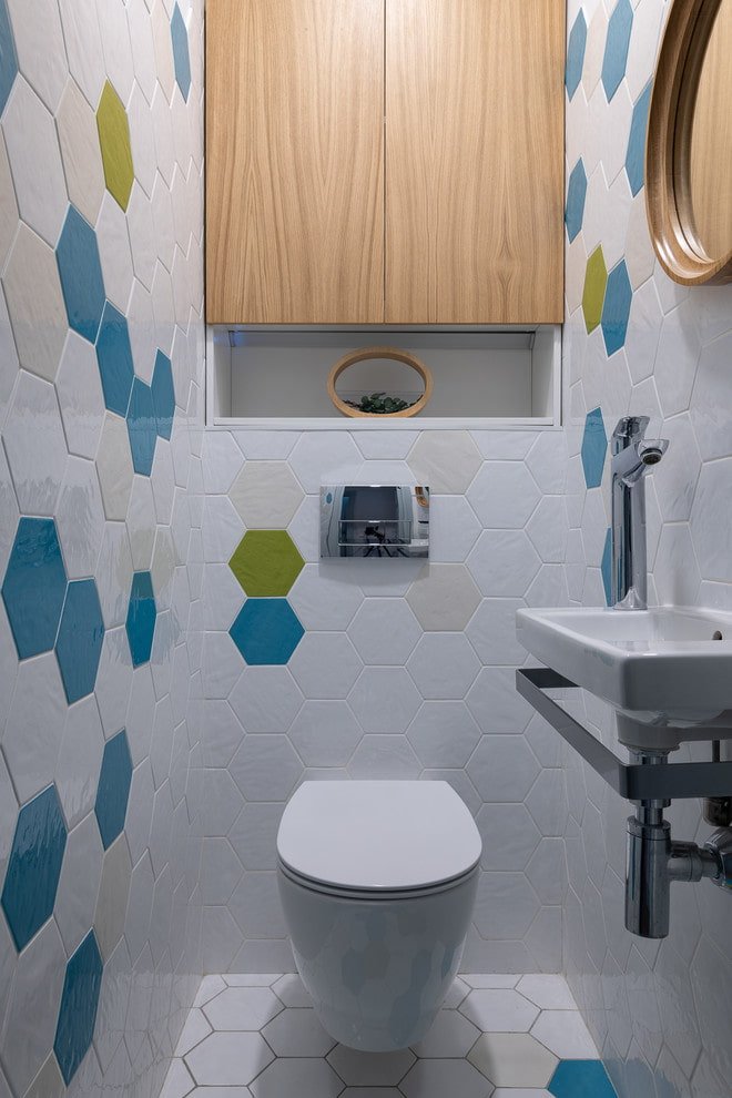 Bagno con lavabo e mobiletto sanitario