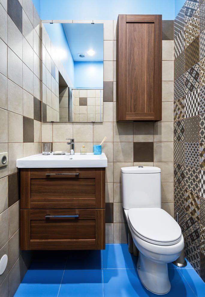 mobiletto a muro all'interno del water