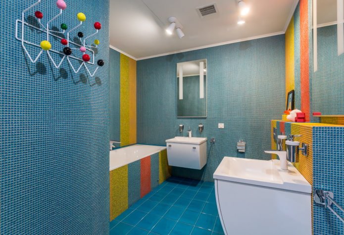 rifinitura in mosaico nell'interno del bagno