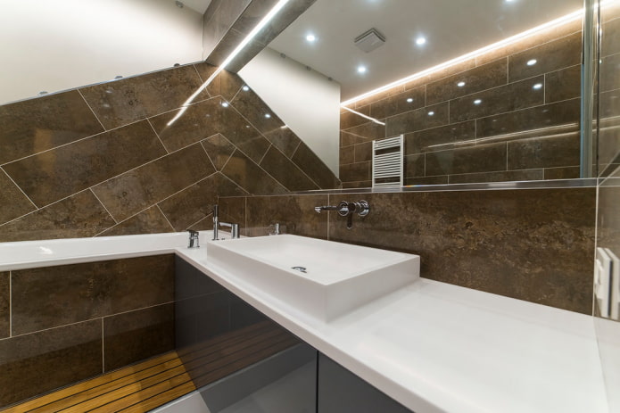 piastrelle che imitano la pietra nell'interno del bagno
