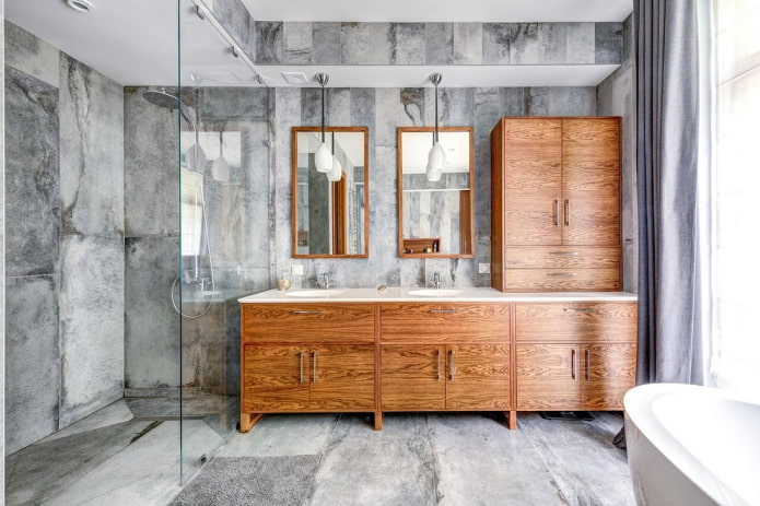 piastrelle che imitano la pietra nell'interno del bagno