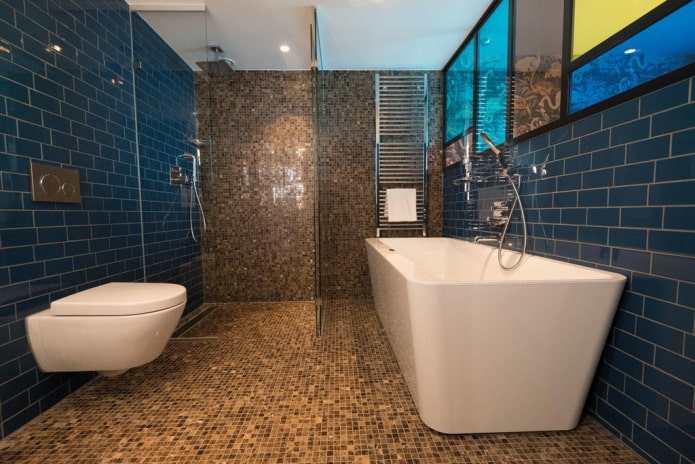 interno del bagno piastrellato