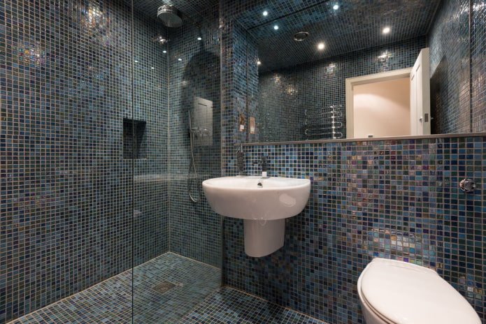 piastrelle blu nell'interno del bagno