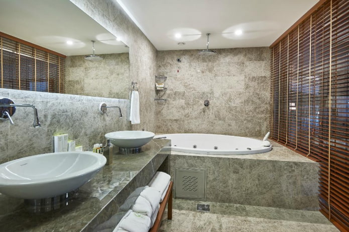 piastrelle che imitano la pietra nell'interno del bagno