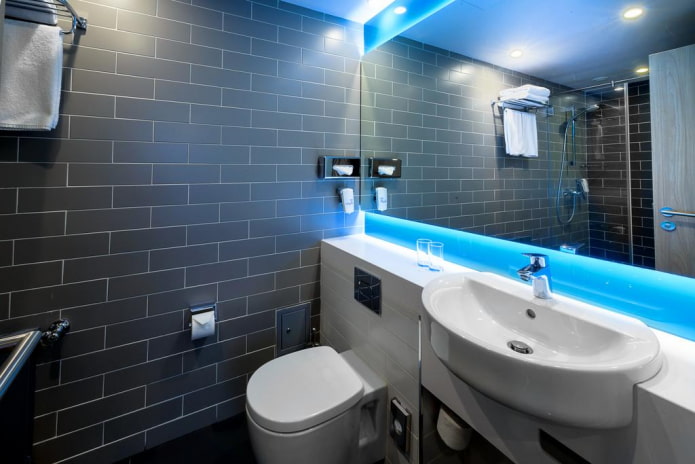 pareti con finitura piastrellata nel bagno