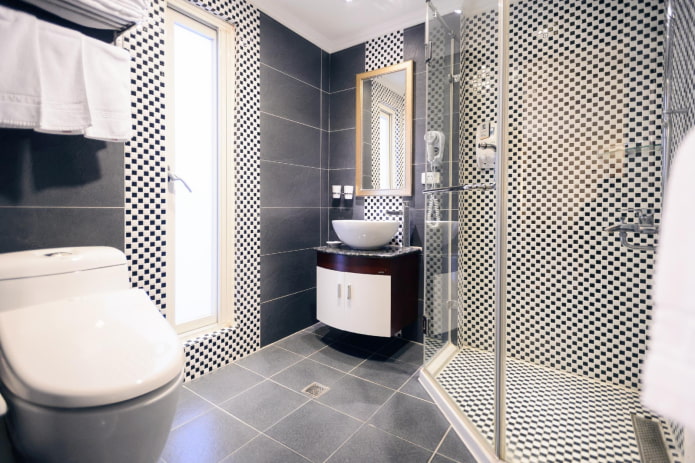 decorazione piastrellata nell'interno del bagno