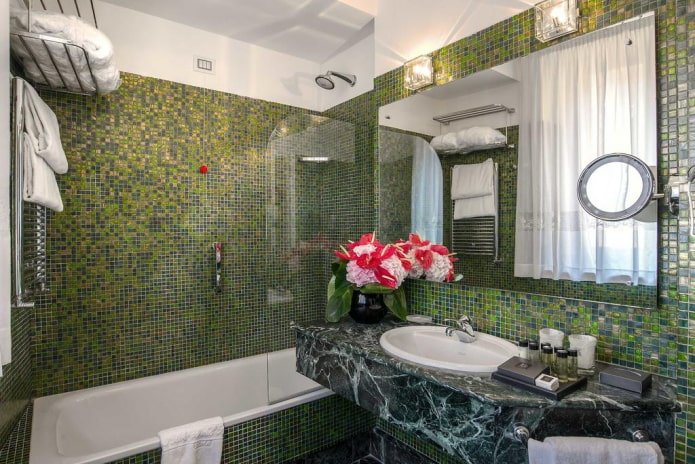piastrelle verdi nell'interno del bagno