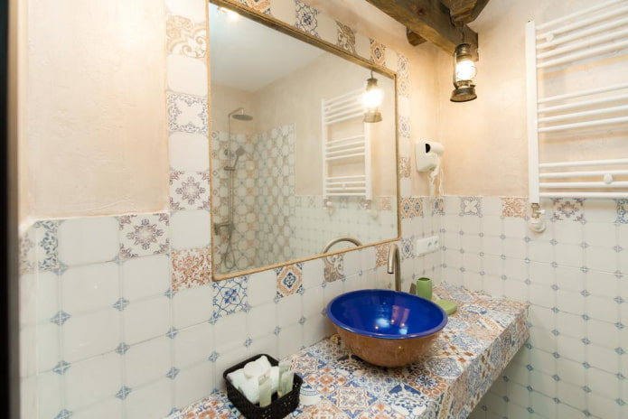 piastrelle a motivi negli interni del bagno