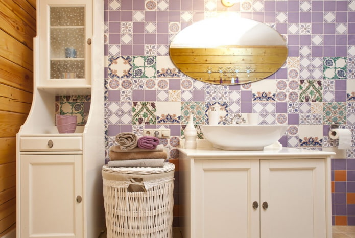 piastrelle all'interno del bagno in stile provenzale