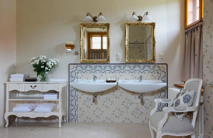 piastrelle all'interno del bagno in stile shabby chic