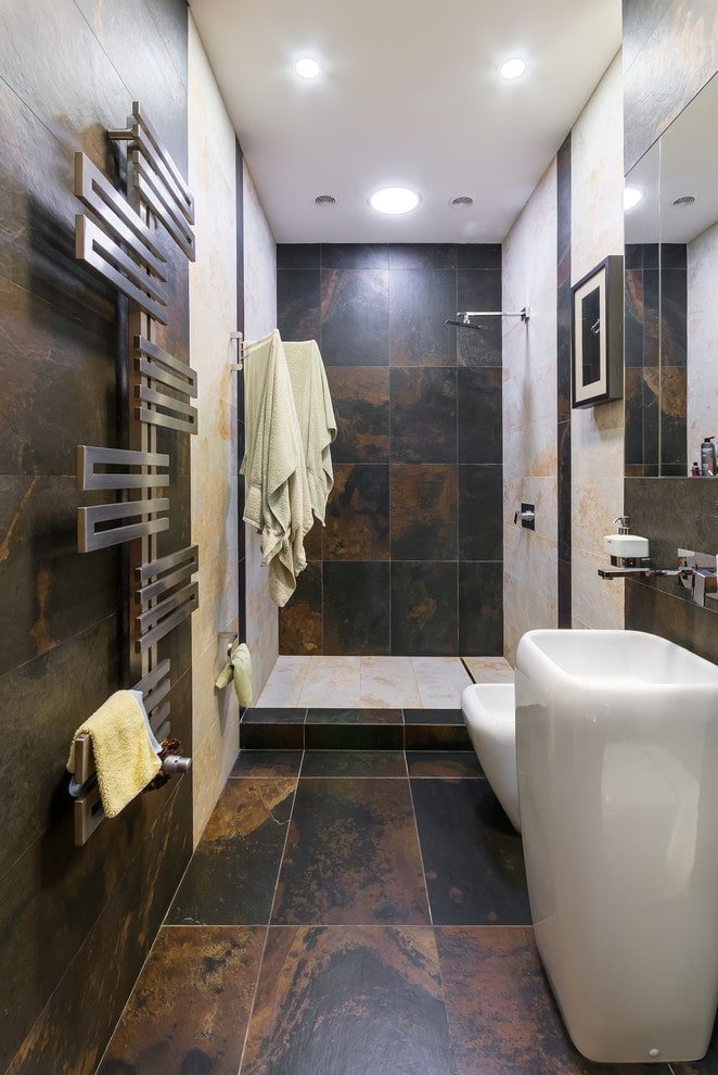 pavimento con finitura piastrellata in bagno