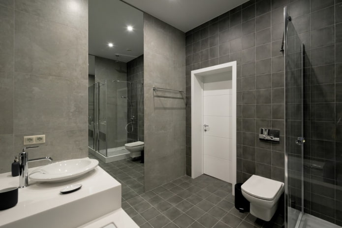 piastrelle sotto il cemento all'interno del bagno