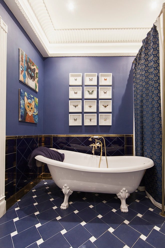 piastrelle con decorazioni nell'interno del bagno