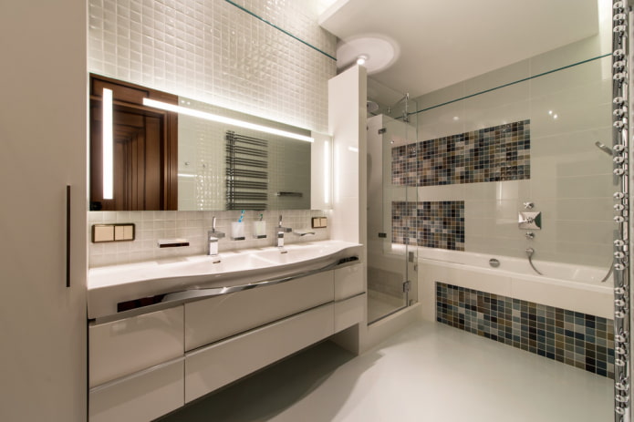 decorazione di piastrelle nell'interno del bagno