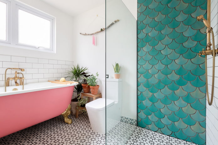 piastrelle turchesi nell'interno del bagno