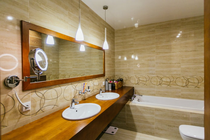 piastrelle beige nell'interno del bagno
