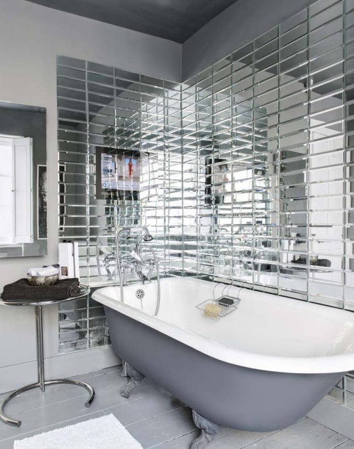 piastrelle a specchio nell'interno del bagno