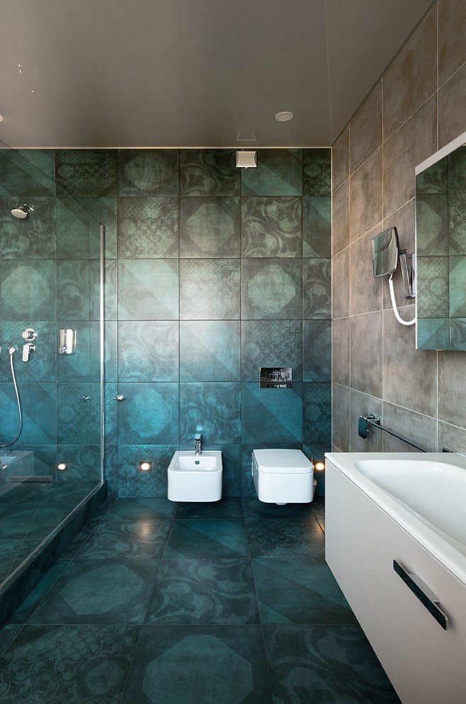 piastrella opaca nell'interno del bagno