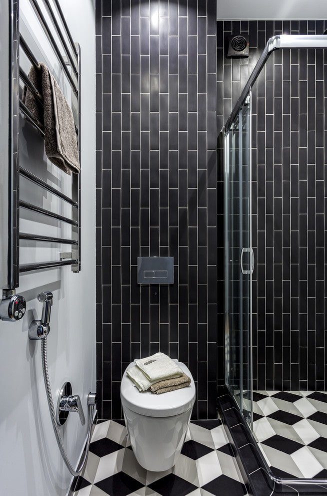 piastrelle opache nell'interno del bagno