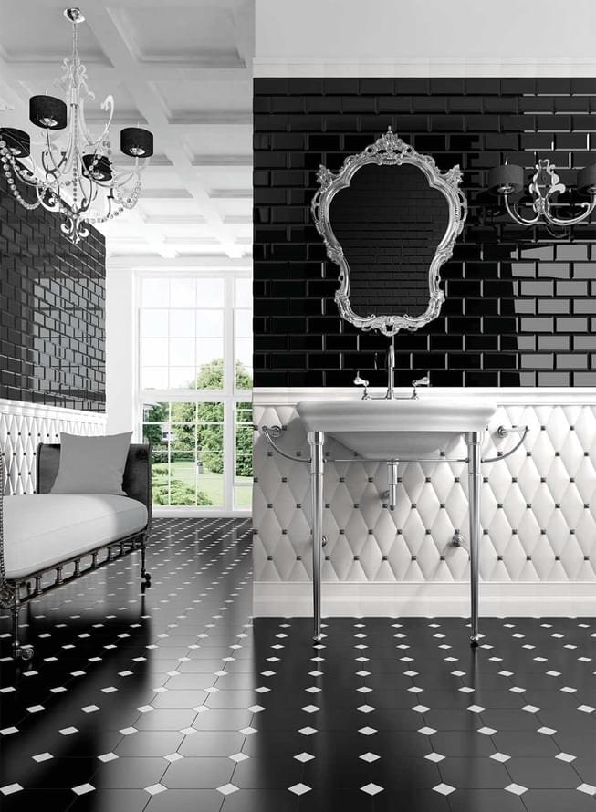 piastrelle con decorazioni nell'interno del bagno