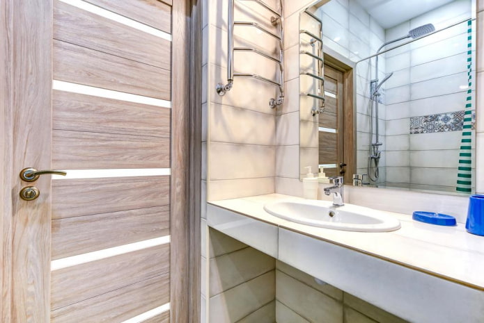 piastrelle intorno alla porta nell'interno del bagno