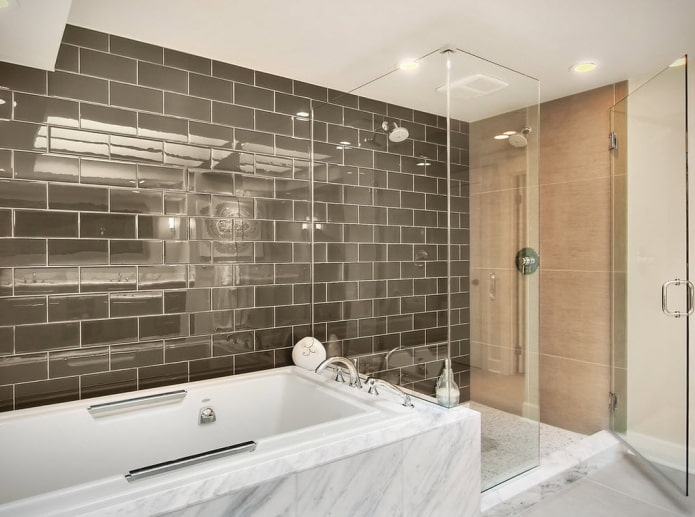 decorazione di piastrelle nell'interno del bagno