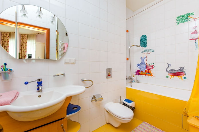 decorazione piastrellata all'interno del bagno per bambini