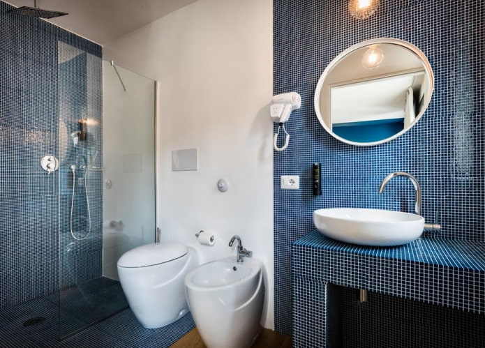 decorazione piastrellata nell'interno del bagno