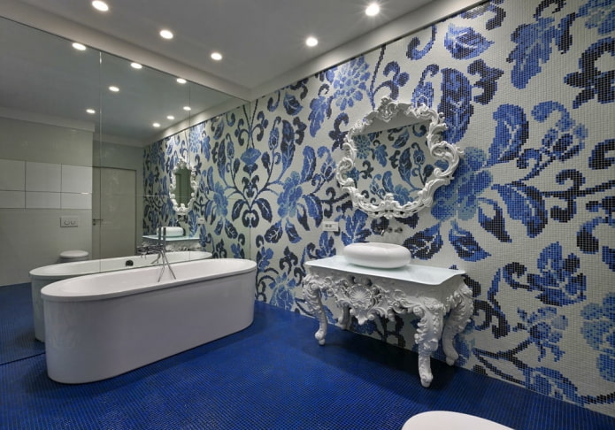 piastrelle a motivi negli interni del bagno