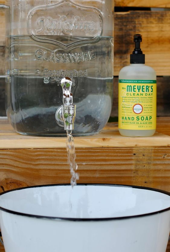 Lavabo da una bacinella per limonata