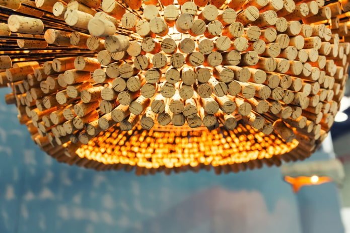 lampadario fatto di tappi di sughero e aghi di metallo