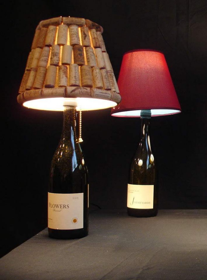 lampade da tavolo fatte di bottiglie di vino e tappi di sughero