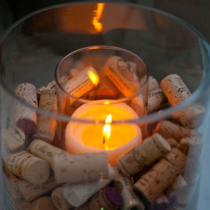 candeliere in vetro con tappi di sughero