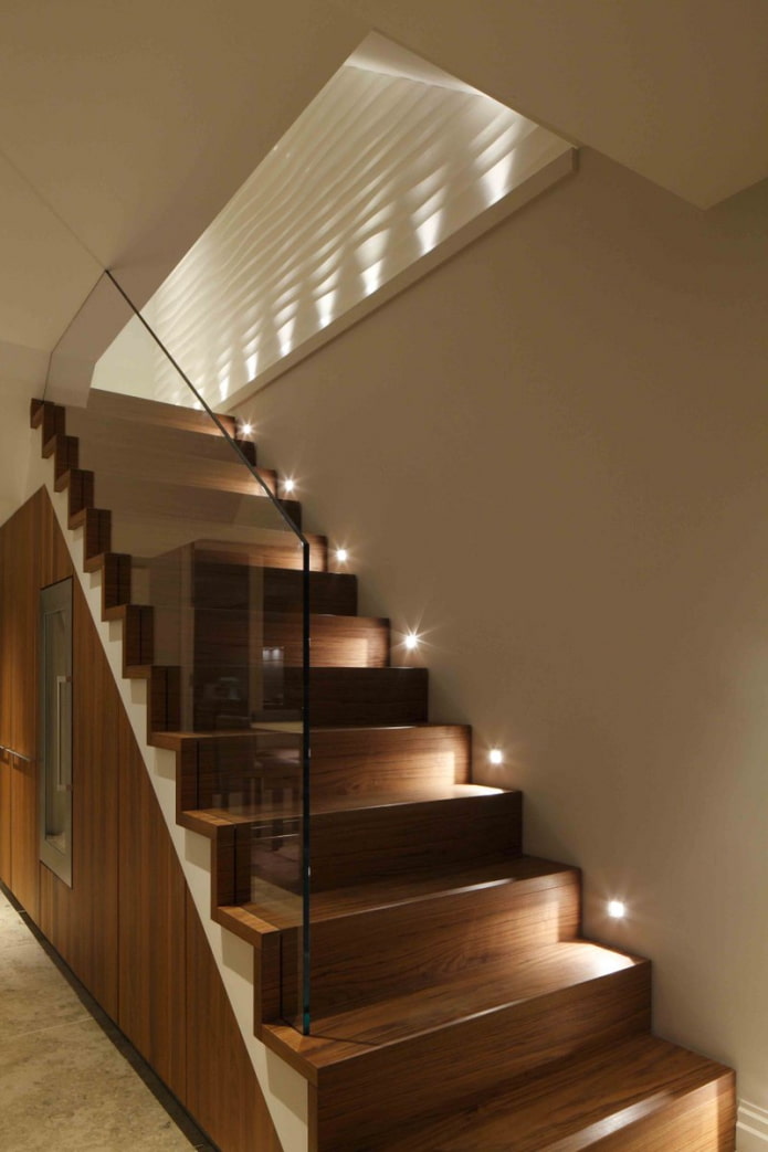 scale con illuminazione spot in casa