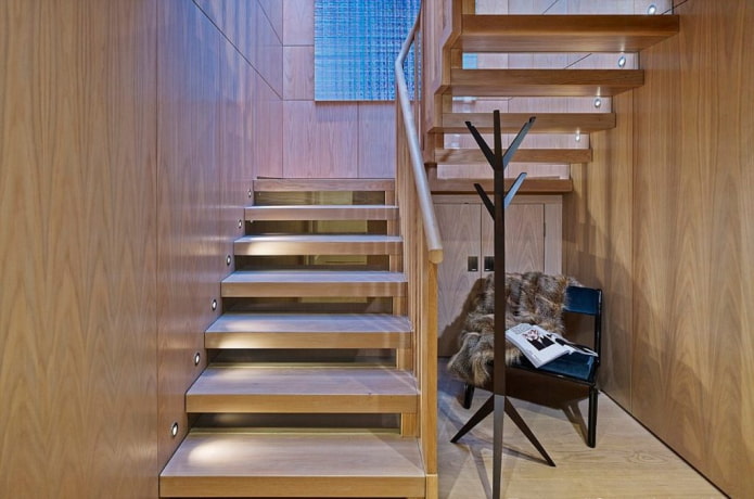 scale con illuminazione spot in casa