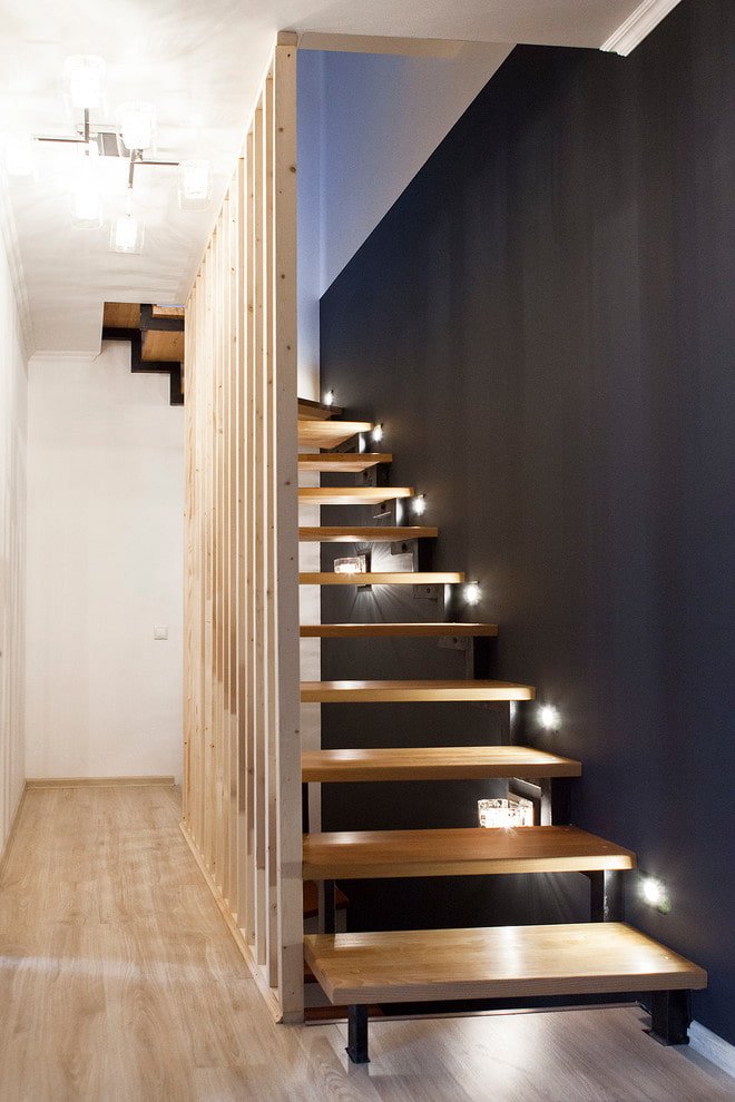 scale con illuminazione spot in casa
