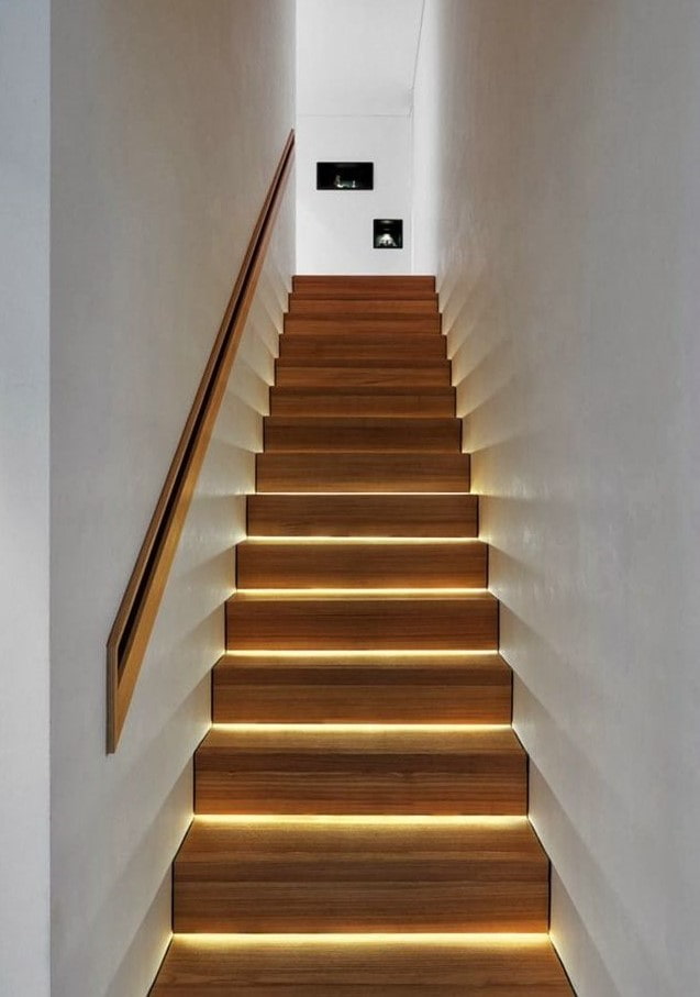 scale con illuminazione a LED in casa