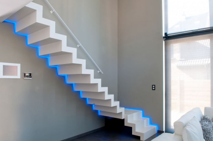 scale con illuminazione a LED in casa