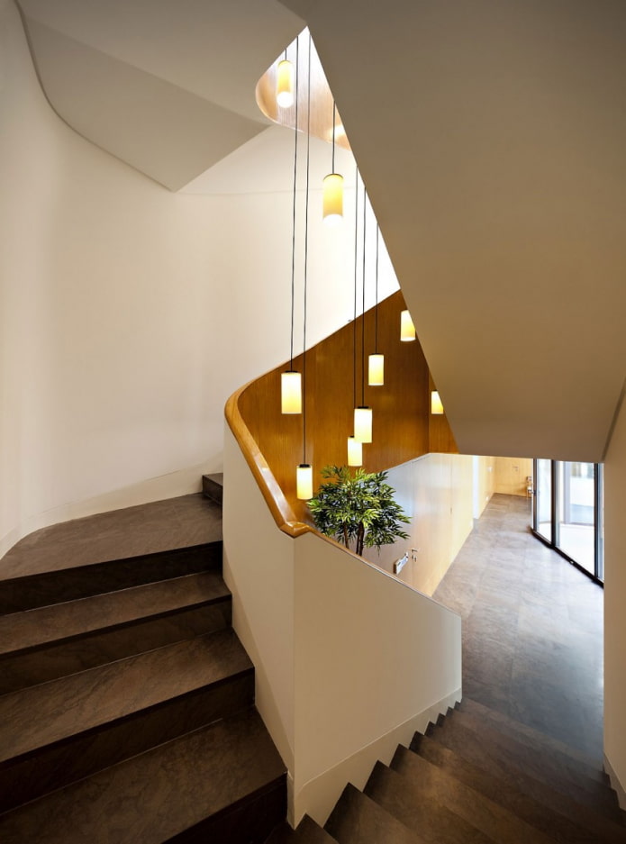 lampadario sopra le scale all'interno della casa
