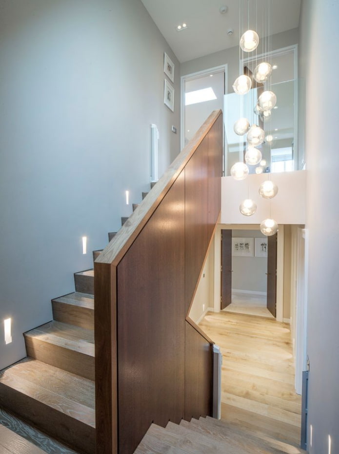 lampadario sopra le scale all'interno della casa