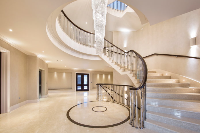 lampadario sopra le scale all'interno della casa
